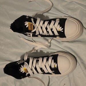 Girls Size 12 High Top Mudd Daisy Shoes